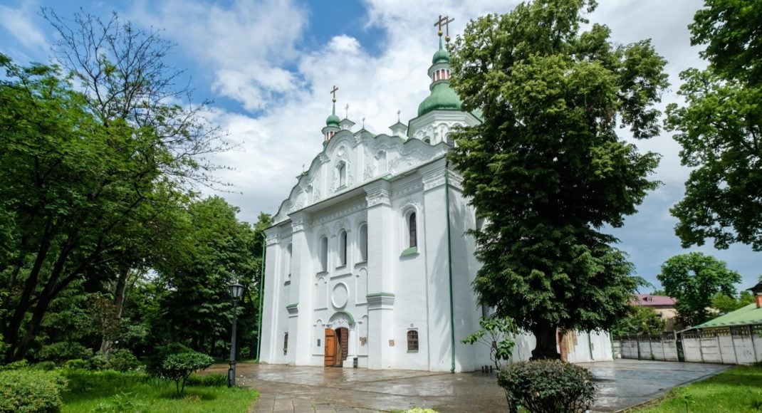 Переселенців з Луганщини чекають у Кирилівській церкві в Києві щонеділі та у свята