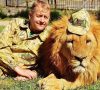 Вывезенный лев из Мариуполя напал на владельца крымского зоопарка