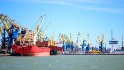 В окупованому Маріуполі загарбники хочуть збільшити в порту вантажообіг краденого зерна та металу