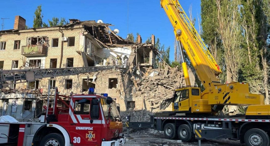 Обстріл Краматорська і Словʼянська: є жертва і поранені, були повторні вибухи, під завалами можуть перебувати люди (фото)
