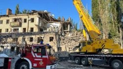 Обстріл Краматорська і Словʼянська: є жертва і поранені, були повторні вибухи, під завалами можуть перебувати люди (фото)