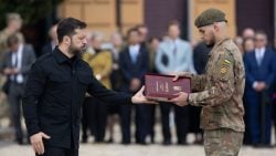 Зеленский вручил орден "Золотая Звезда" Героя Украины участнику десантирования на окруженную россиянами "Азовсталь" Александру Иванцову (видео)