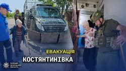 Поліція евакуює мешканців з охопленої вогнем Костянтинівки під атаками дронів (відео)