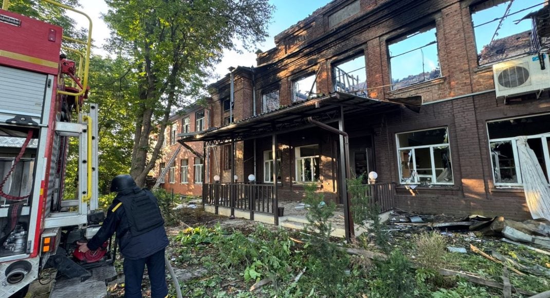 В Донецкой области враг сбросил на гражданских 17 авиабомб, есть погибшие — среди которых ребенок и раненые (видео)