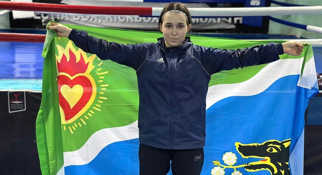 Спортсменка из Донецкой области завоевала "золото" на Кубке мира по кикбоксингу и вышла за наградой с флагом Курахово
