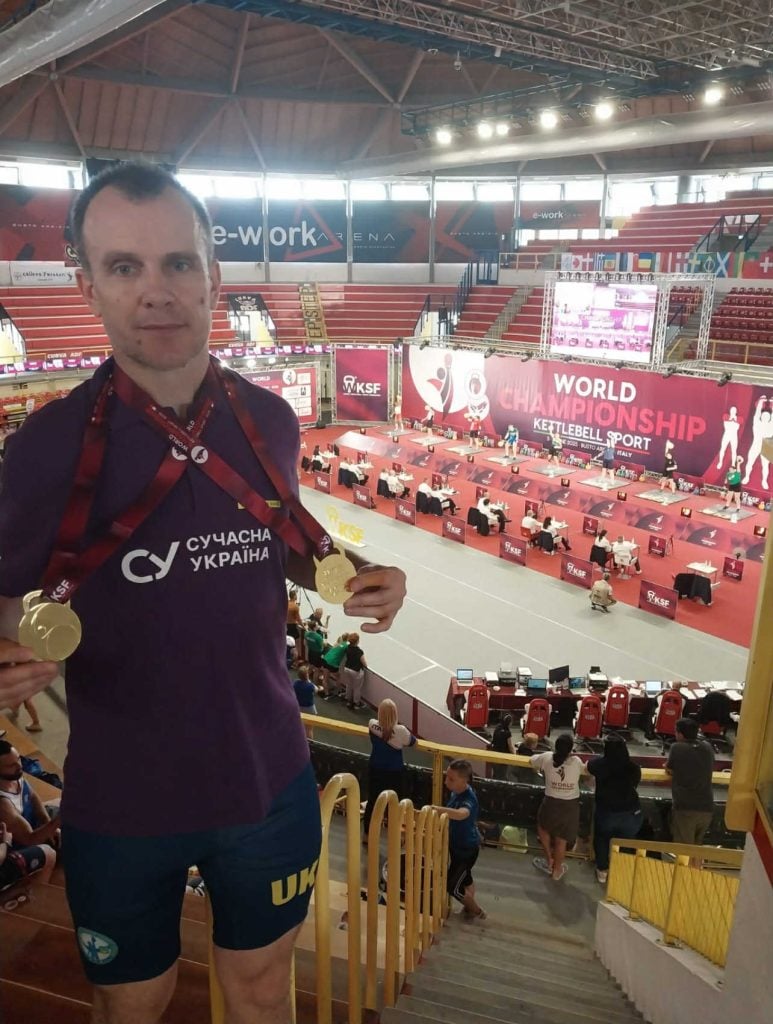 Три золота для України: переселенець із Волновахи став чемпіоном світу з гирьового спорту в Італії