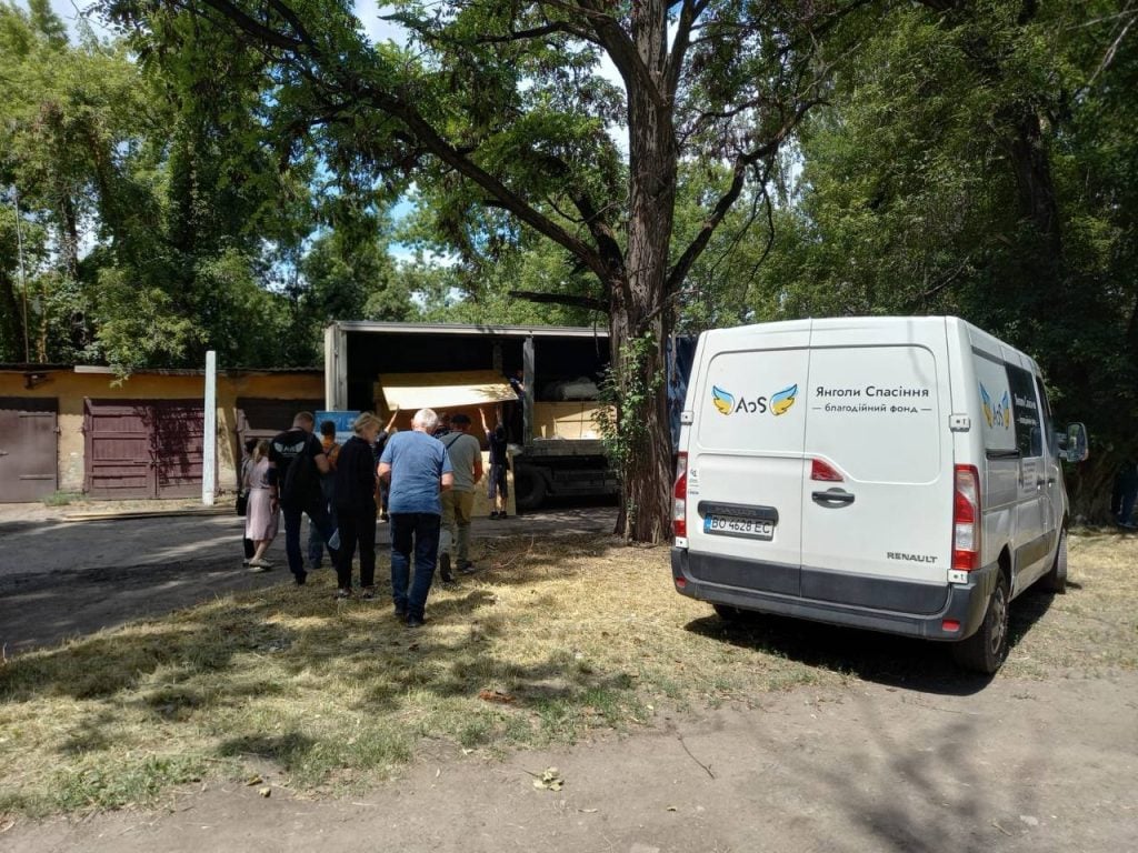 У Краматорську громадяни, чиє житло постраждало від російських ударів, отримують допомогу благодійників