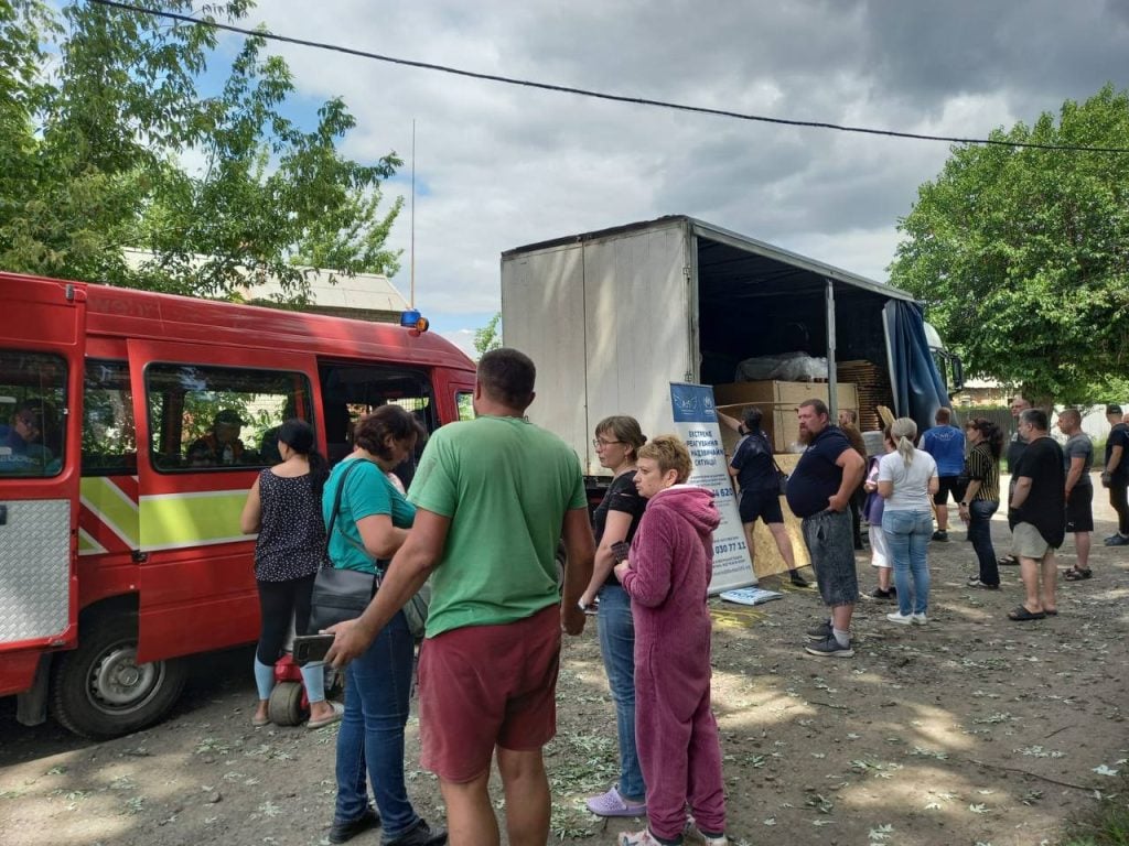 У Краматорську громадяни, чиє житло постраждало від російських ударів, отримують допомогу благодійників