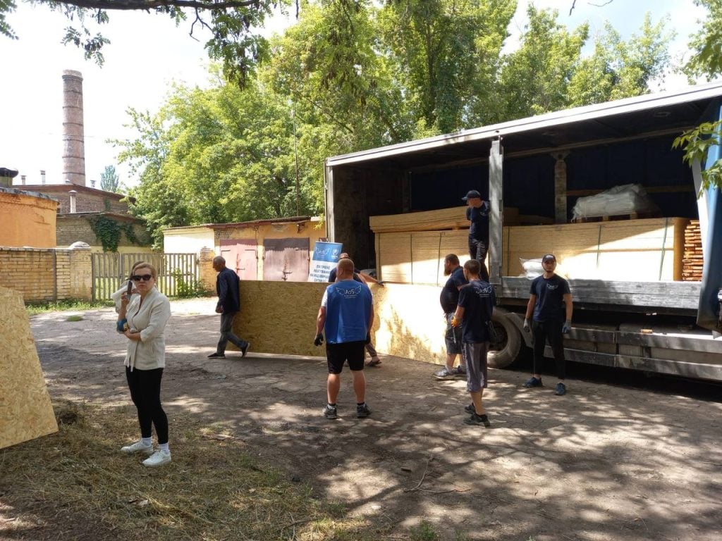 У Краматорську громадяни, чиє житло постраждало від російських ударів, отримують допомогу благодійників