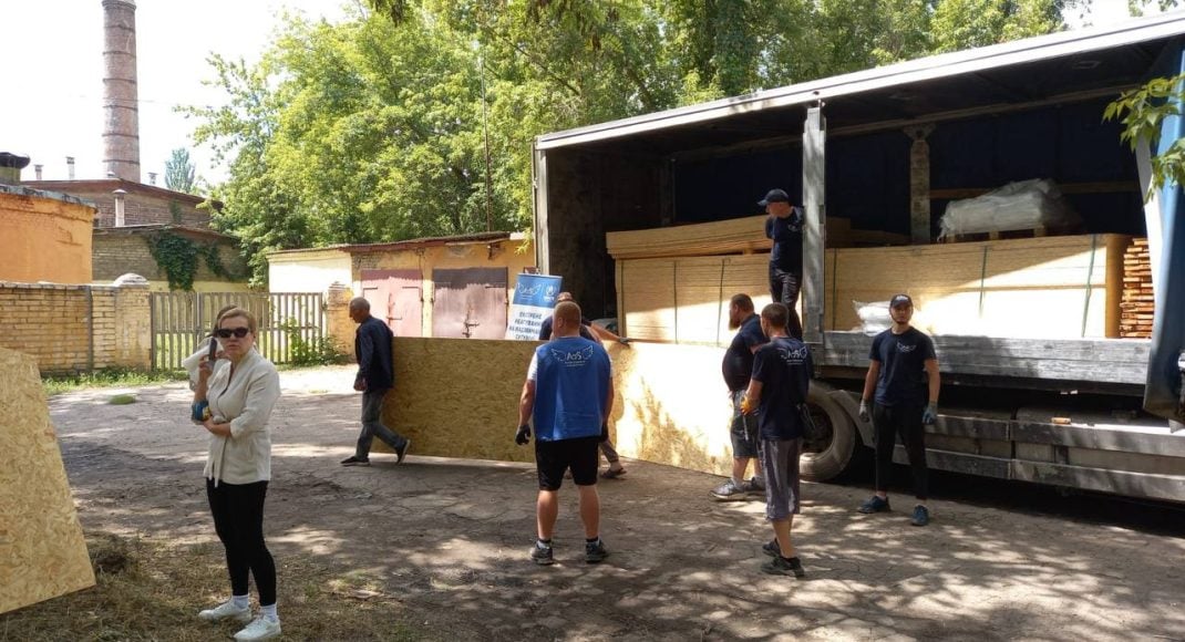 У Краматорську громадяни, чиє житло постраждало від російських ударів, отримують допомогу благодійників (фото)