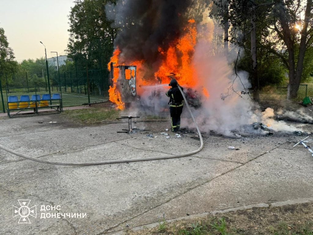 В Николаевке Донецкой области вражеский БпЛА попал в Mercedes-Benz