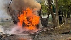 У Миколаївці на Донеччині ворожий БпЛА влучив у Mercedes-Benz: він згорів (фото)