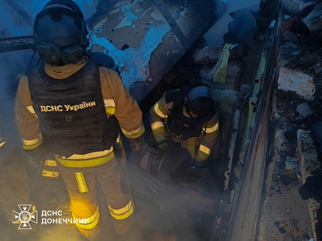 В Райском спасатели изъяли тело женщины из-под завалов и ликвидировали пожар