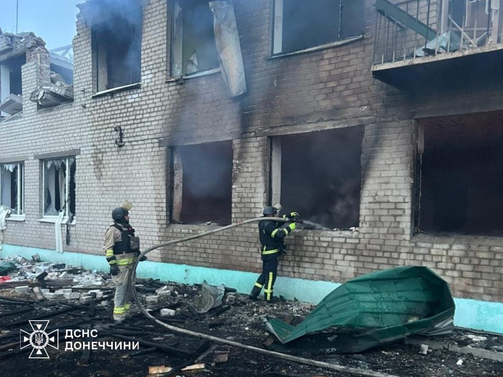 Унаслідок нічної атаки російських БпЛА палали адмінбудівлі в Андріївці на Донеччині