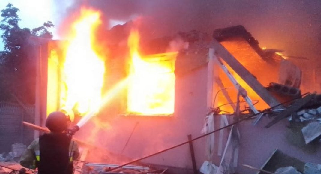 Унаслідок нічної атаки російських БпЛА палали адмінбудівлі в Андріївці на Донеччині (фото)