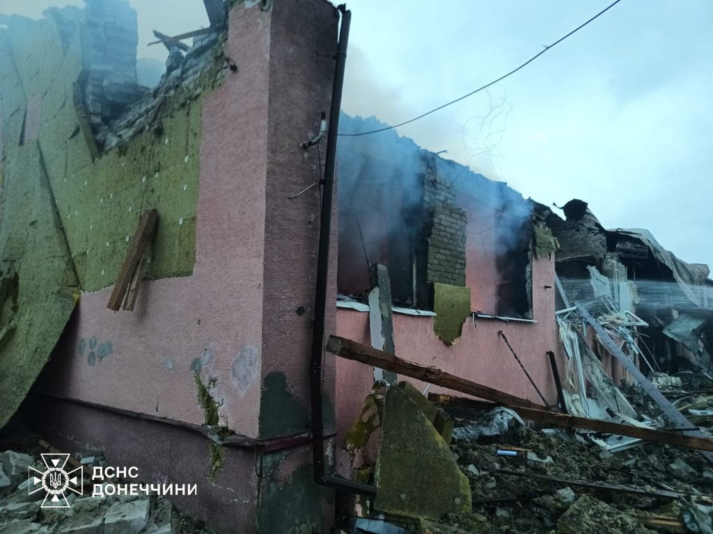 Унаслідок нічної атаки російських БпЛА палали адмінбудівлі в Андріївці на Донеччині