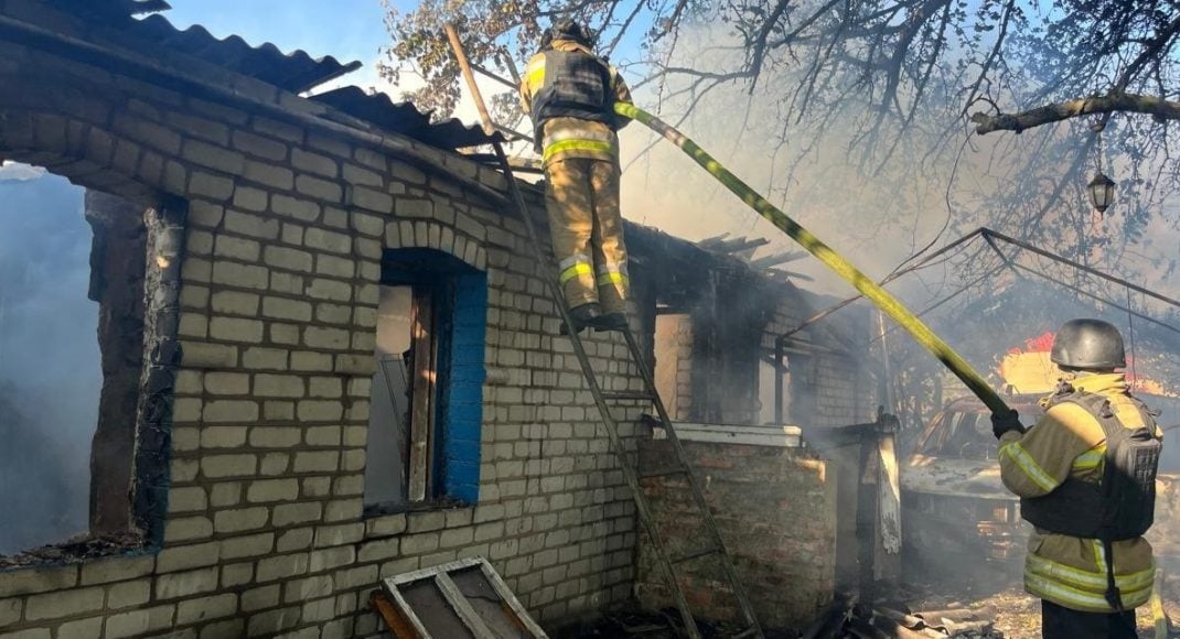 Унаслідок ворожого обстрілу в Іллінівці на Донеччині палали житловий будинок, сарай та автівка (фото)