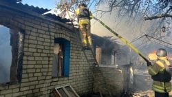 Унаслідок ворожого обстрілу в Іллінівці палали житловий будинок, сарай та автівка (фото)