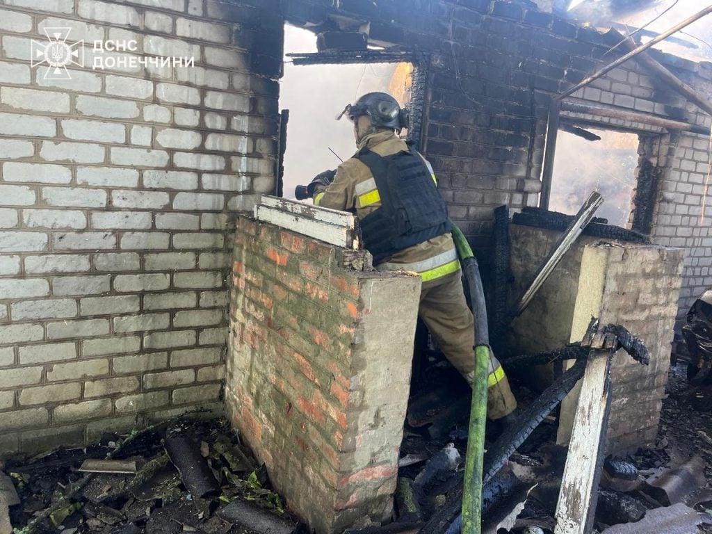 Унаслідок ворожого обстрілу в Іллінівці палали житловий будинок, сарай та автівка