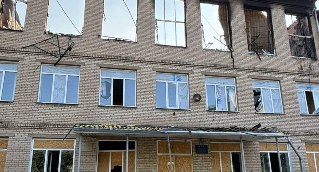 Россияне обстреляли Славянск беспилотниками: повреждена школа и многоэтажки