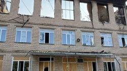 Россияне обстреляли Славянск беспилотниками: повреждена школа и многоэтажки