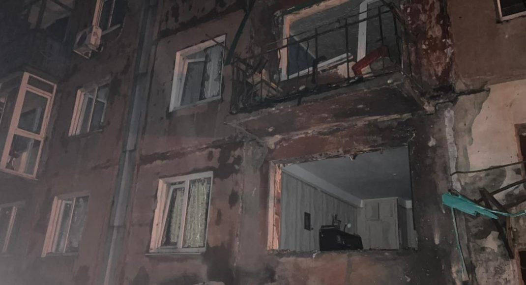 Уночі росіяни поцілили ударним дроном по 5-поверхівці у Білозерському: є поранені (фото)