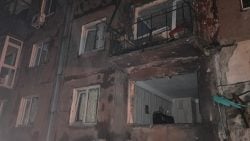 Уночі росіяни поцілили ударним дроном по 5-поверхівці у Білозерському: є поранені (фото)