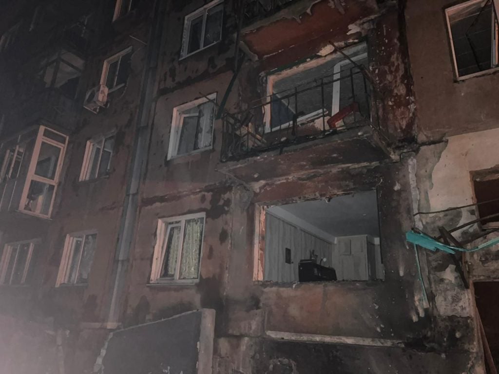 Уночі росіяни поцілили ударним дроном по 5-поверхівці у Білозерському