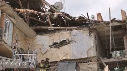 У Краматорську рятувальники показали, як деблокували з-під завалів будинку тіла двох загиблих жінок (відео)