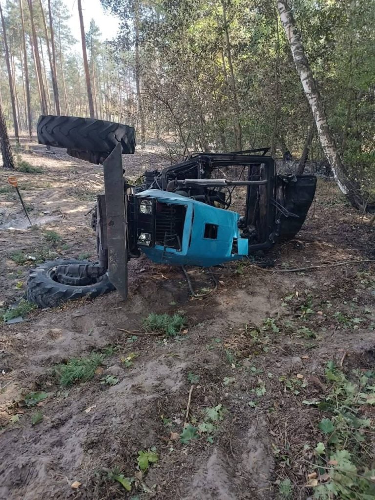 В Лимані на роботу в лісах повернули трактор, який підірвався на ворожій протитанковій міні (фото)
