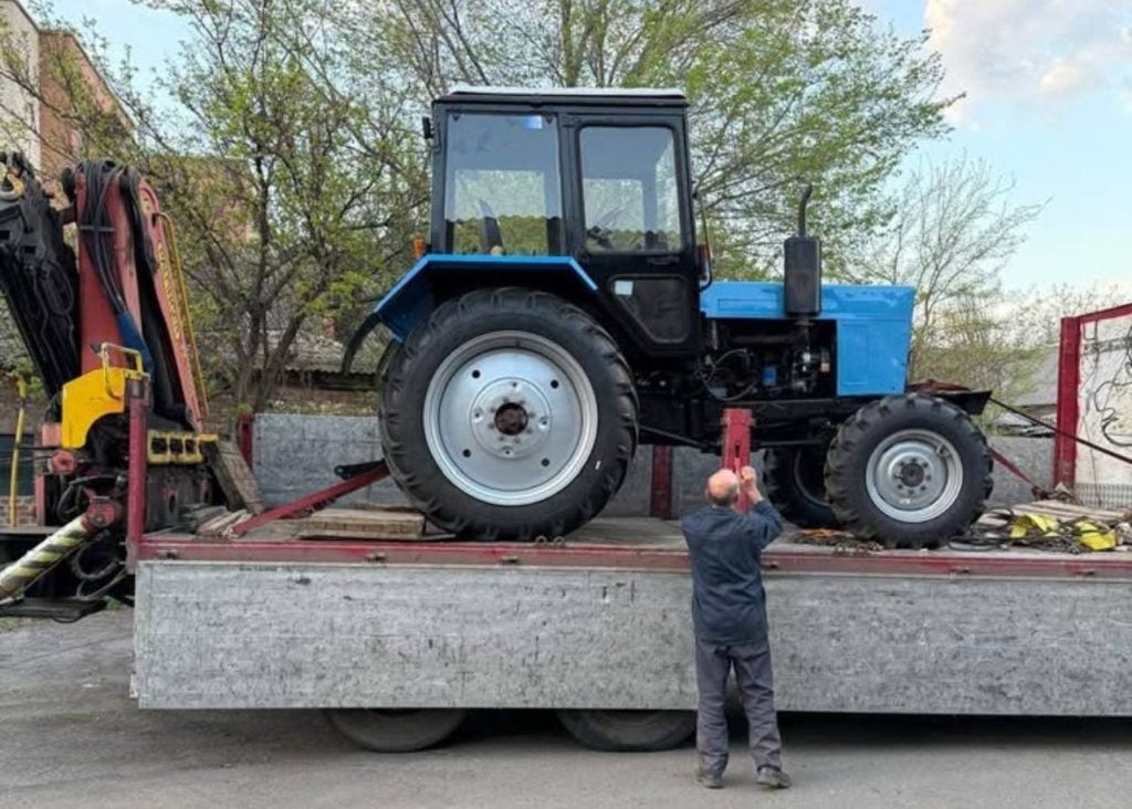 В Лимані на роботу в лісах повернули трактор, який підірвався на ворожій протитанковій міні