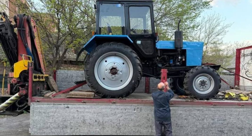 В Лимані на роботу в лісах повернули трактор, який підірвався на ворожій протитанковій міні (фото)