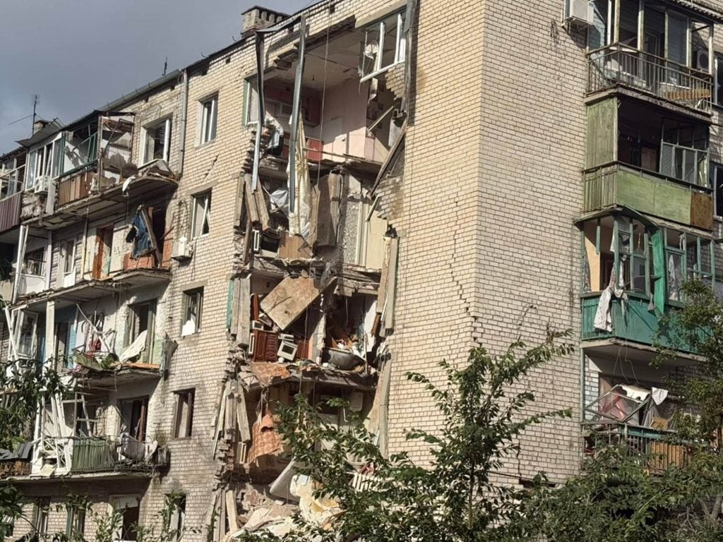 В Лимані внаслідок атаки окупантів на багатоповерхівку поранено родину з дитиною