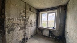 В оккупированном Мариуполе захватчики продают аварийное жилье за тысячи долларов (фото)