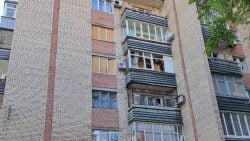 Ворог вдарив безпілотниками по Словʼянську: є пошкодження у центральній частині міста
