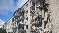 В Лимане в результате атаки оккупантов на многоэтажку ранена семья с ребенком (фото)