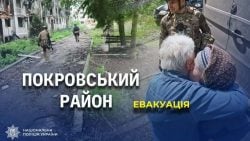 З Покровської громади поліція евакуювала групу людей з пораненим чоловіком (відео)