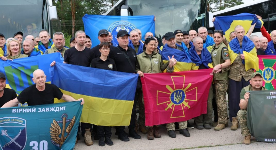 Значна частина — оборонці Маріуполя: з російського полону звільнено групу важкохворих захисників України (фото)
