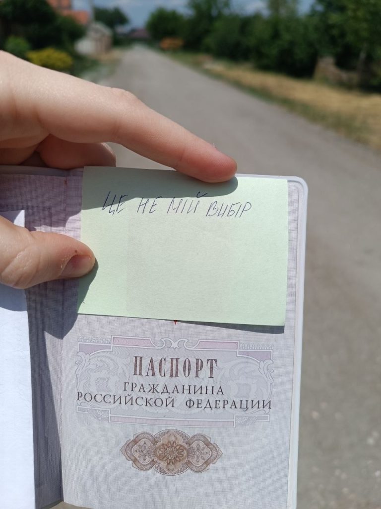 Жители оккупированных городов Луганщины и Донбасса показывают, что российский паспорт — не их выбор