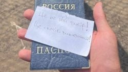 Жителі окупованих міст Луганщини та Донеччини показують, що російський паспорт — не їхній вибір (фото)