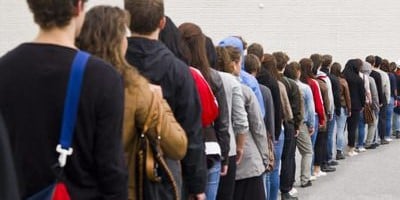 В окупованому Сіверськодонецьку черги за талончиками до лікарів формуються у під'їздах навколишніх багатоповерхівок