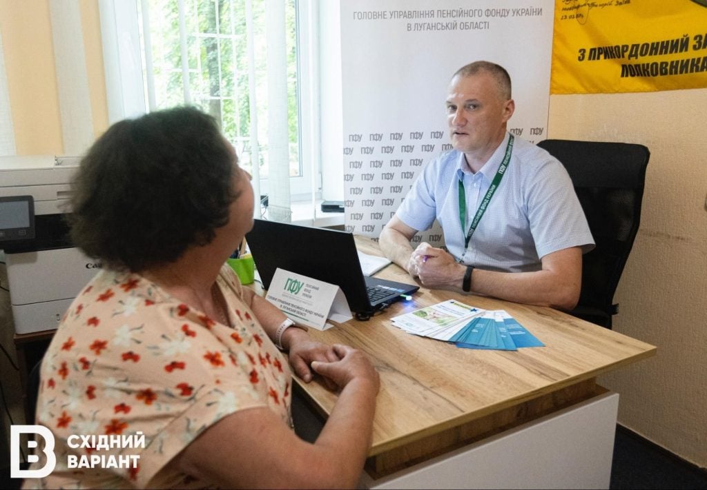 Представник ГУ Пенсійного фонду України у Луганській області працює у хабі Марківської селищної військової адміністрації