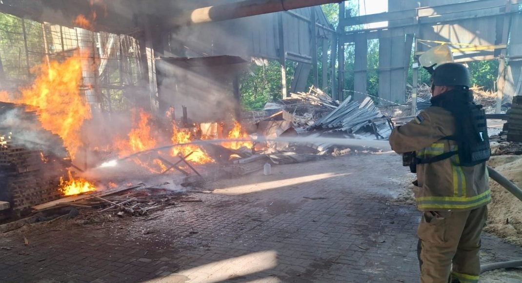Ворожі обстріли спричинили 2 пожежі в приватному житловому секторі Краматорського району (фото)