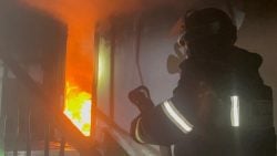 У Покровському районі палали житлові будинки та автівки: що відомо (фото)