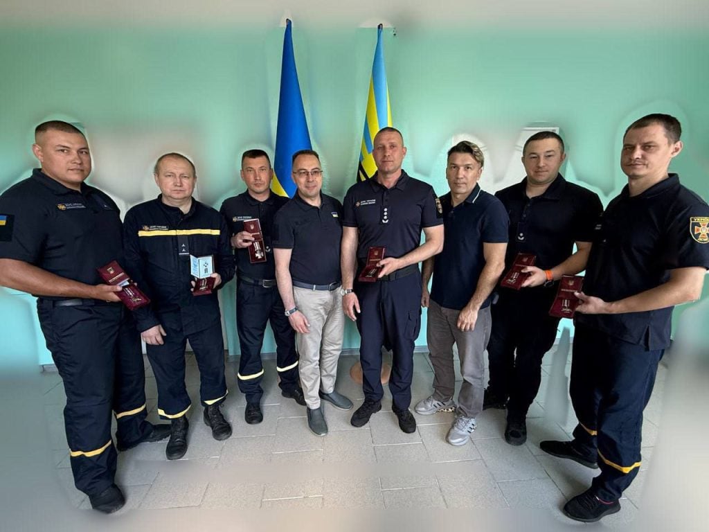 спасателей наградили медалями За оборону Покровска