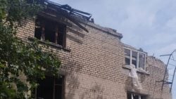 Оккупанты ударили авиабомбой по жилому кварталу в Родинском на Донетчине: есть пострадавшие (фото)